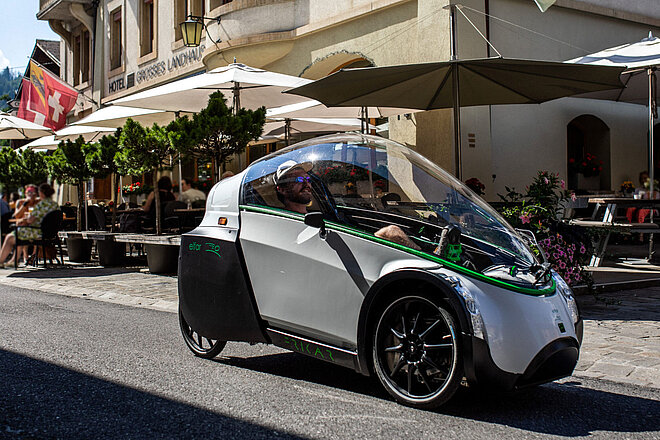 Liegevelo mit vier Rädern und Vollverschalung.