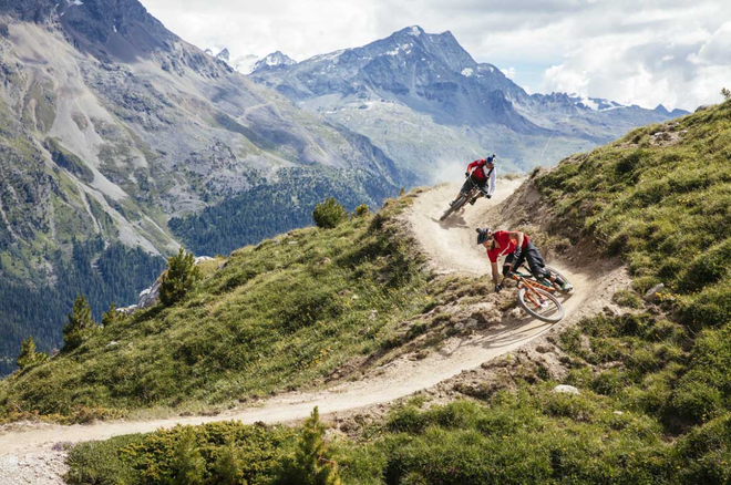 Ein Biketrail in Graubünden bei schönem Wetter.