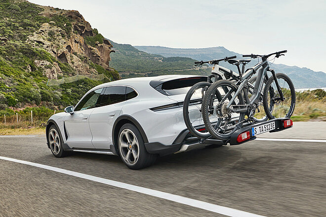 Porsche mit Heckveloträger und Bikes