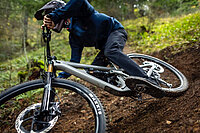 Mountainbiker auf einem Trail.