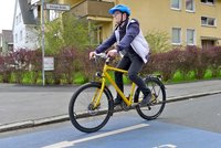 Ein Jugendlicher fährt auf einem gelben Fahrrad