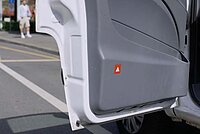 Dooring Kampagne TCS Pro Velo. Eine Autotür mit Knopf für Warnblinker.