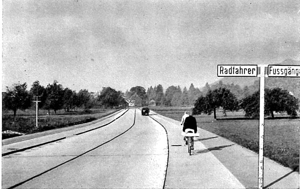 Schwarzweiss-Bild einer Landstrasse.