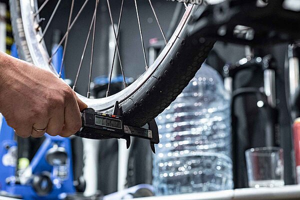 Die Reifenbreite bestimmt den optimalen Luftdruck im Pneu massgelich mit.