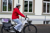 Spitex Mitarbeiter auf E-Bike.