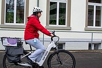 Spitex Mitarbeiter auf E-Bike.