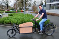 Studenten der FH Münster entwickelten zusammen mit Velo de Ville ein Cargobike. Ein Mann sitzt auf einem Lastenrad.