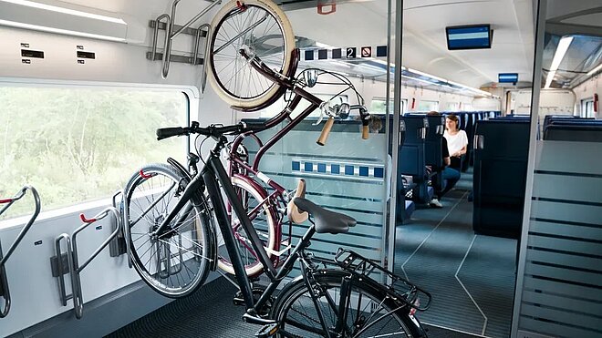 Zwei Fahrräder werden aufgehängt im ICE der Deutschen Bahn transportiert