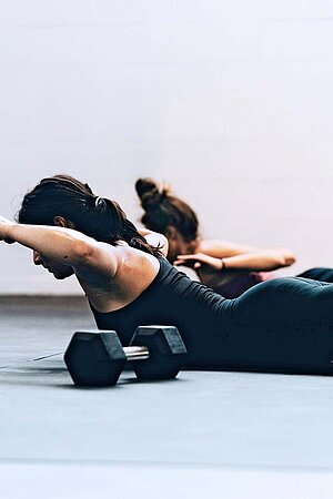 Eine Frau macht Fitnessübungen.