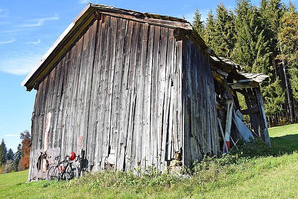 Altes Haus auf grüner Wiese.