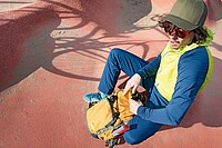 Mann mit Rucksack und Funktionskleidung