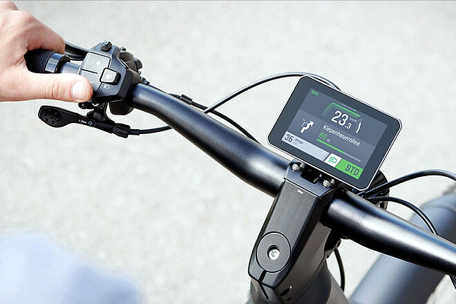 Fit E-Bike Control App Update. Lenker eines Fahrrads, an dem ein Display montiert ist.