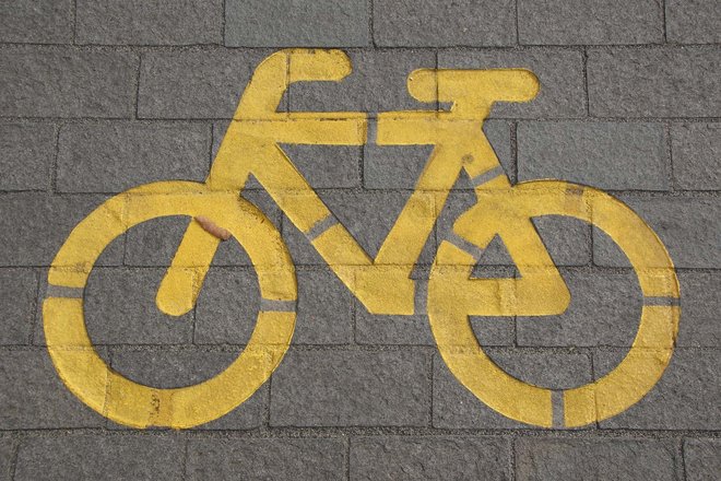 Ein gelbes Fahrrad ist auf den Boden gemalt