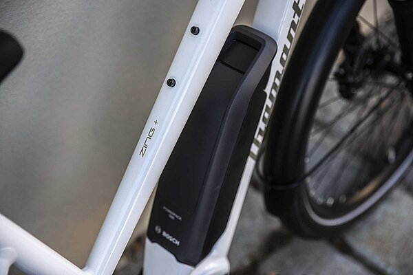 Nahaufnahme eines Fahrradrahmens, an dem ein E-Bike-Akku befestigt ist.