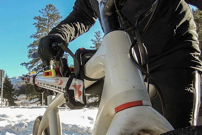 Am Rahmen eines Gravelbikes sind Ski befestigt