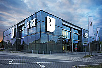 Rose Bikes hat Probleme mit der Lieferkette. Grosses Gebäude mit Glasfassade. 