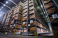 Hochregallager mit vielen Kartons.