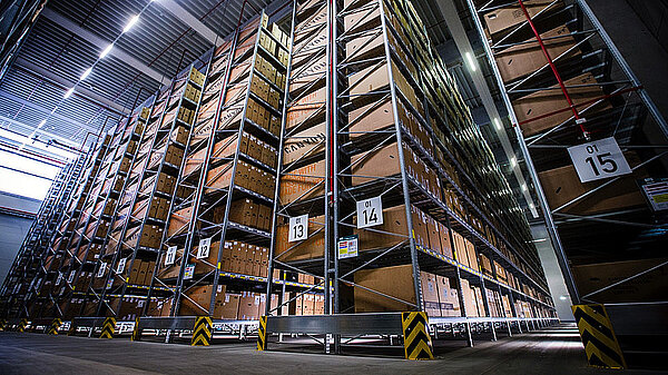 Volle Lagerhäuser und der Wertverlust der gelagerten Velos und E-Bikes machen Canyon zu schaffen und haben nun zu einer hohen Abschreibung geführt. Hochregallager mit vielen Kartons.