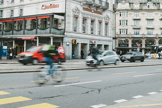 Die Schweizer Städte verbessern ihre Veloinfrastruktur. Velofahrer in der Stadt Luzern.