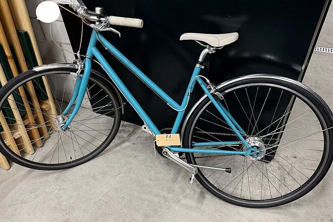 Velodieb verhaftet. Polizei sucht Besitzer der Velos.