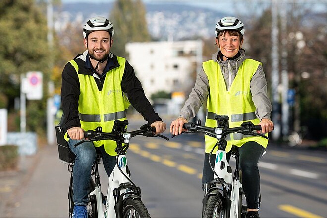 Spitex Mitarbeitende unterwegs mit dem E-Bikes.
