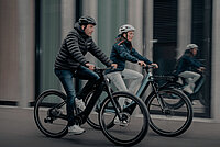 Pendler unterwegs auf E-Bikes.