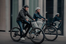 Pendler unterwegs auf E-Bikes.