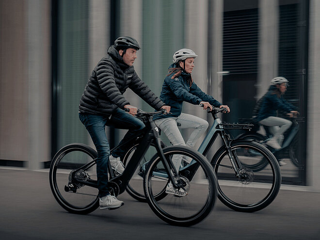Pendler unterwegs auf E-Bikes.