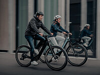 Pendler unterwegs auf E-Bikes.