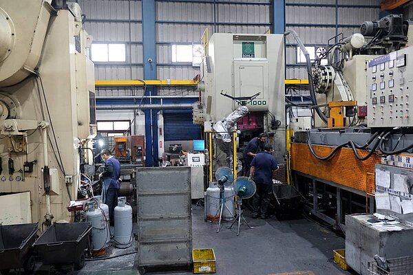 In einer Fabrik in Taiwan werden Aluminiumrahmen für Fahrräder hergestellt.