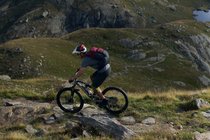 Bike gehört in der Schweiz zu den beliebtesten Sportarten. Das schlägt sich auch in den Unfallzahlen nieder. Mann fährt mit Bike auf Trail in den Bergen. 