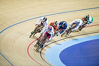 Derby Wheel Keirin Liga. Rennradfahrer auf einer Bahn aus Holz. 