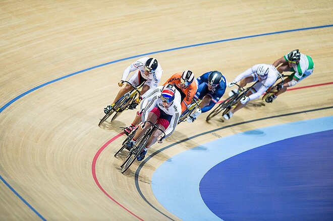 Derby Wheel Keirin Liga. Rennradfahrer auf einer Bahn aus Holz. 