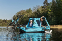 Velo-Camperanhäner, der als Boot umfunktioniert werden kann.