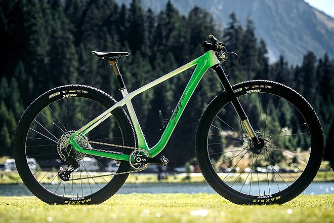 Mountainbike mit 32-Zoll-Rädern.