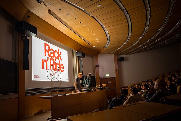 Ein Rack am Bus stellt das Projekt Rack n' Ride vor.