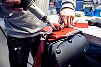 Ortlieb Repair Weeks. Eine Fahrradtasche von Ortlieb wird repariert.