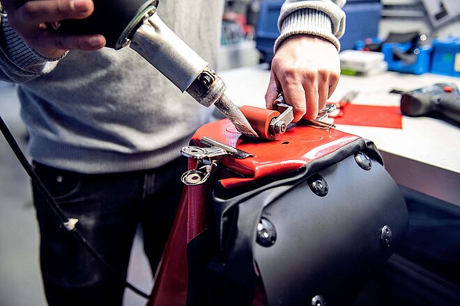 Ortlieb Repair Weeks. Eine Fahrradtasche von Ortlieb wird repariert.