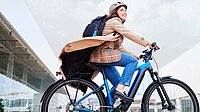 Bundesamt für Strassen will Fahrprüfung für E-Bikes einführen. Eine Frau fährt auf einem Elektrovelo.