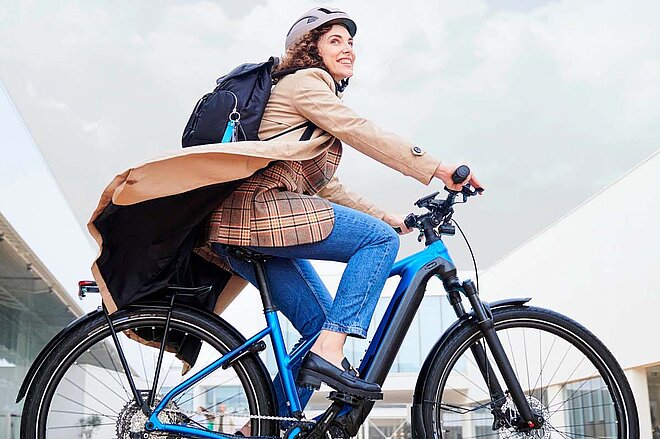 Bundesamt für Strassen will Fahrprüfung für E-Bikes einführen. Eine Frau fährt auf einem Elektrovelo.