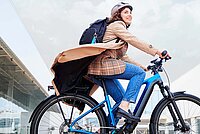 Bundesamt für Strassen will Fahrprüfung für E-Bikes einführen. Eine Frau fährt auf einem Elektrovelo.