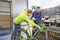 Annahme eines Fahrrads in einer Werkstatt. 