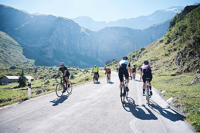 Radfahrer auf einer Bergstrasse.