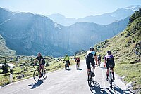 Radfahrer auf einer Bergstrasse.