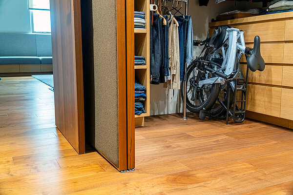 Faltrad zusammengefaltet in einem Schrank.