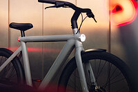 Vanmoof Insolvenz. Silber graues E-Bikes mit Licht im Rahmen.