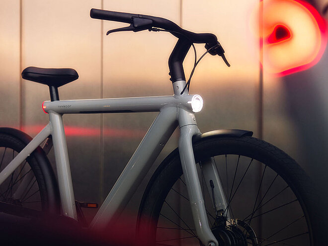 Vanmoof Insolvenz. Silber graues E-Bikes mit Licht im Rahmen.