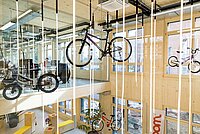 Fahrräder hängen in einem Raum von der Decke.
