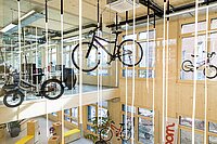 Fahrräder hängen in einem Raum von der Decke.