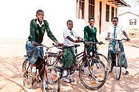 vier junge Frauen mit dem Velo unterwegs zur Schule